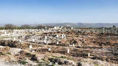  منظر عام لشواهد القبور داخل مقبرة في بلدة جندريس السورية  